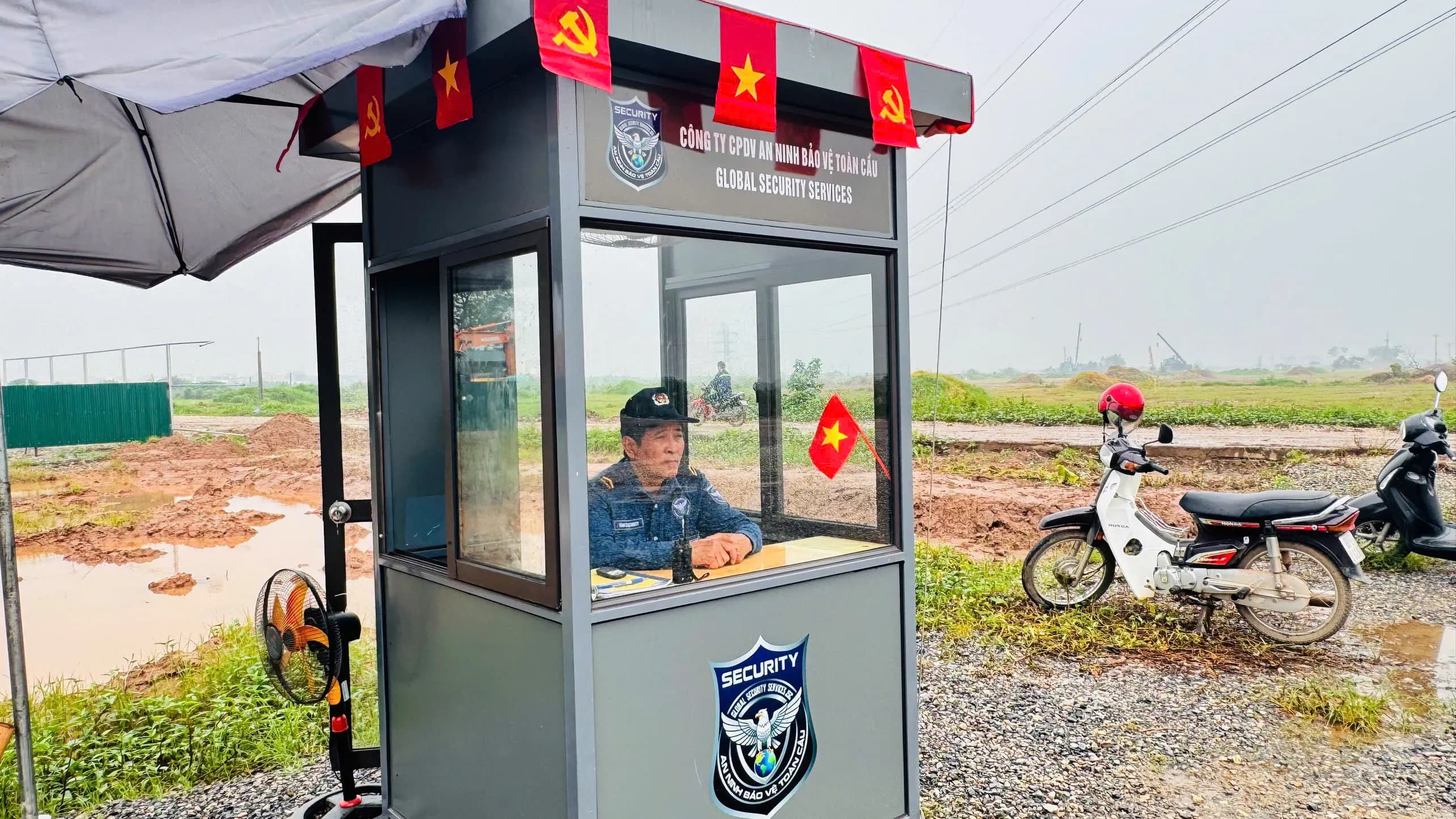 Hướng dẫn cán bộ, nhân viên bảo vệ trực chốt trong ngày mưa gió, bão